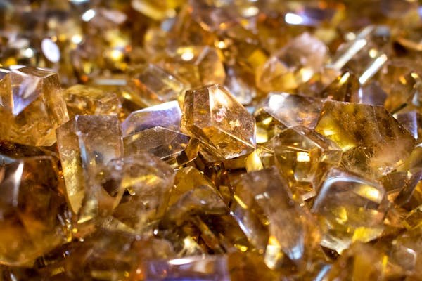 Les types de citrine : guide complet des variétés et propriétés